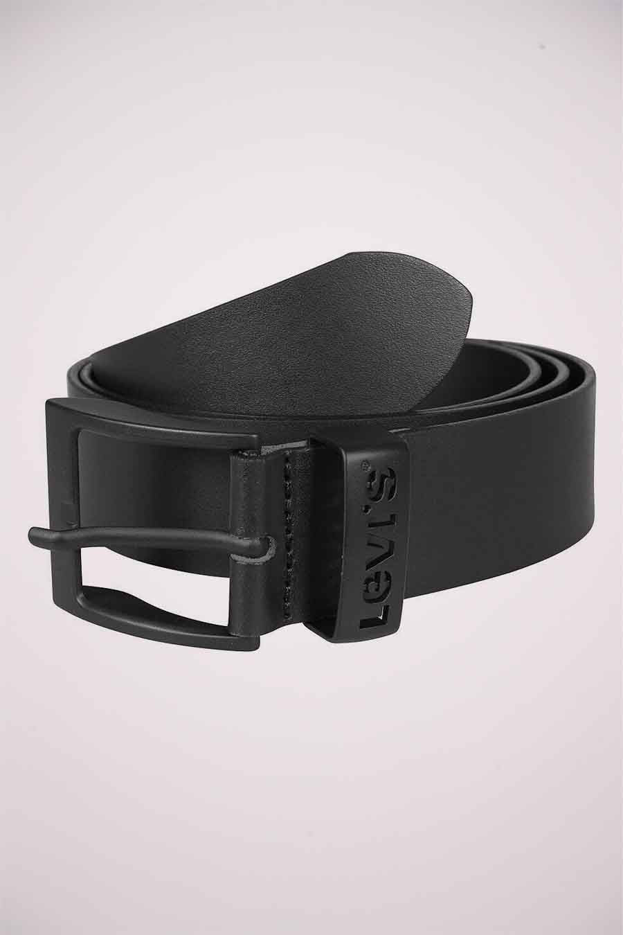 Ceinture noire par Levi's Accessories, avec boucle carrée ton sur ton.