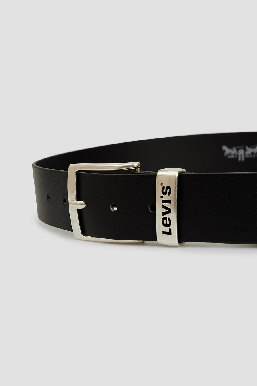 Ceinture noire en cuir de Levi's avec boucle rectangulaire argentée.