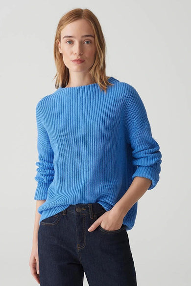Ronde hals trui blauw van OPUS, geribbelde textuur, gedragen met een donkere jeans en sneakers.