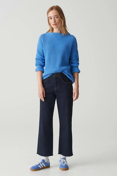 Ronde hals trui blauw van OPUS, met lange mouwen en donkere spijkerbroek.