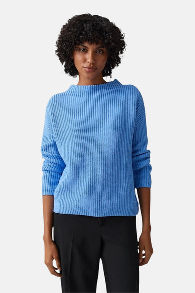 Pull bleu à col rond de OPUS, en tricot côtelé avec des manches trois-quarts.