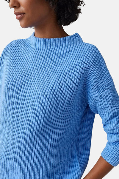 Pull à col rond bleu par OPUS, en tricot côtelé, porté par un mannequin.