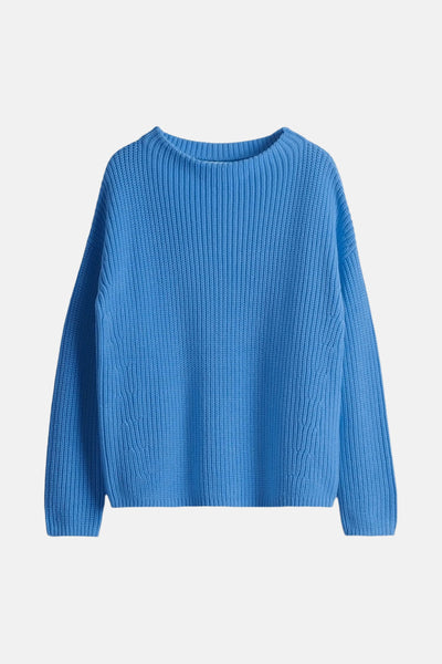Pull bleu à col rond par OPUS, en tricot côtelé à maille épaisse.
