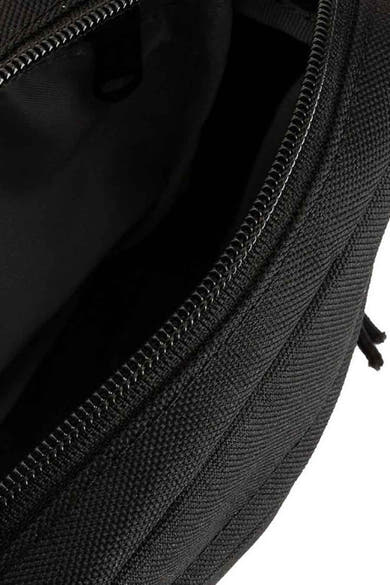 Sac à bandoulière noir de Levi's Accessories, avec fermeture éclair et texture tissée visible.