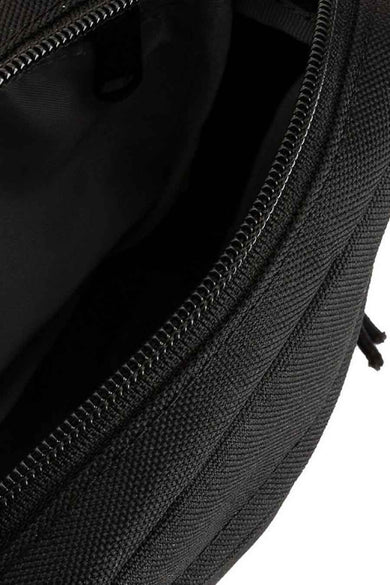 Zwarte schoudertas van Levi's Accessories, met ritssluiting en zichtbare geweven textuur.