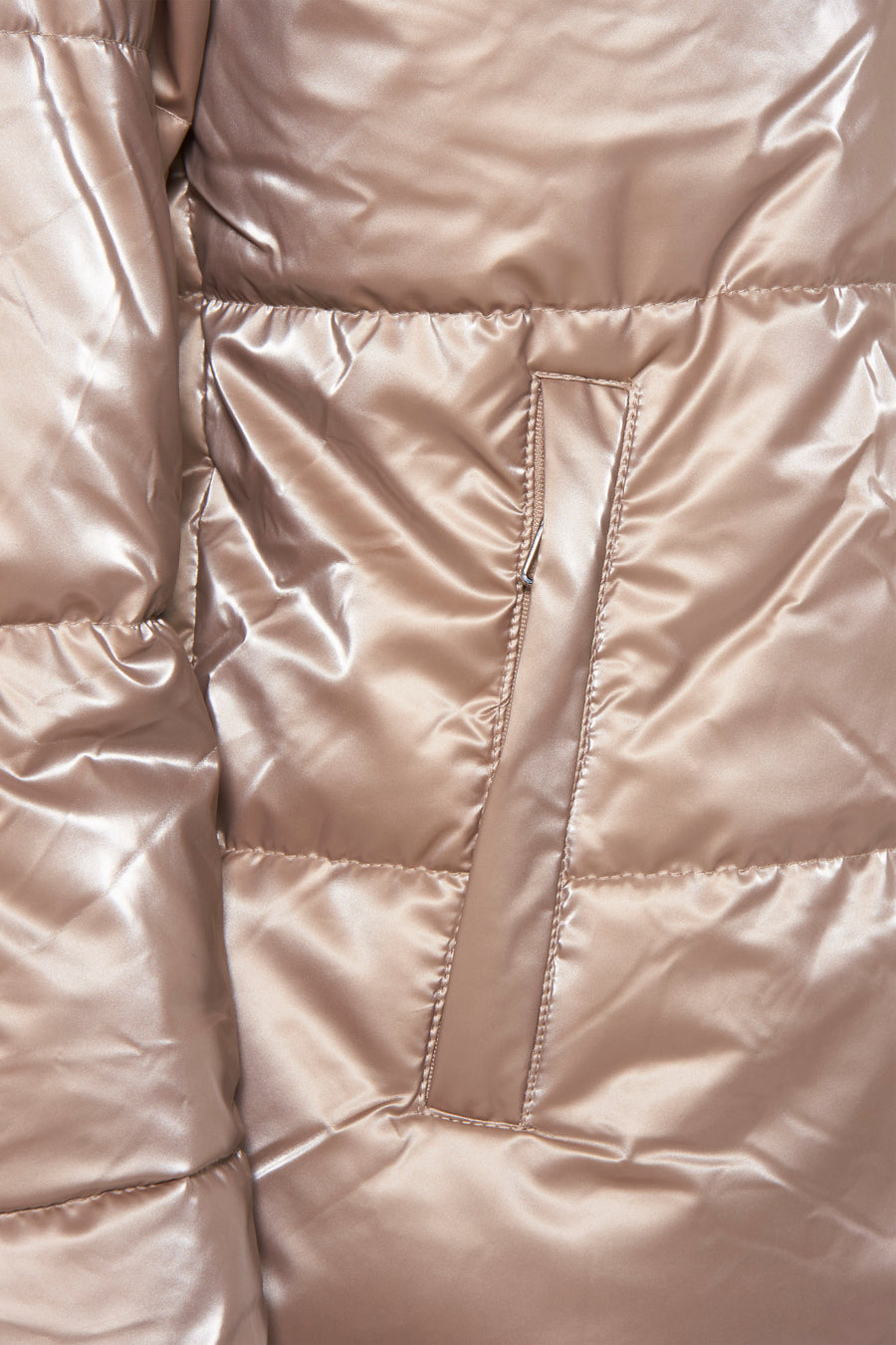 Gouden korte jas van LAURA JO, met een zichtbare genaaidde en glanzende details.