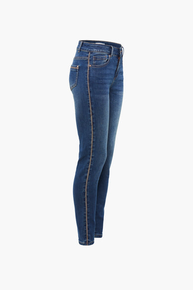 Jean slim en denim bleu foncé de Morgan de Toi, avec couture décorative latérale dorée.

