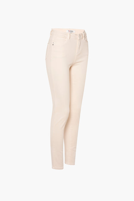 Pantalon coloré écru de Morgan de Toi, coupe ajustée, avec poches avant et arrière, sur fond uni.
