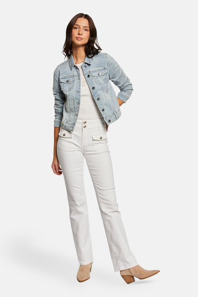 Lichtblauwe denim spijkerjas van Morgan de Toi, gedragen met een witte jeans en suède enkellaarsjes.