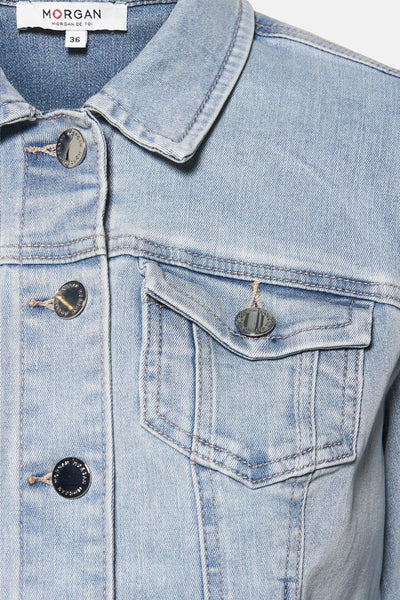 Veste en jean bleu clair de Morgan de Toi, avec boutons métalliques et poche poitrine.