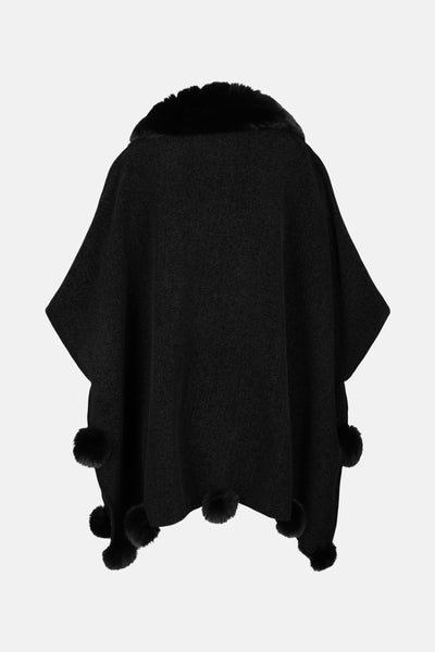 Zwarte poncho van Morgan de Toi met imitatiebontkraag en kwastjesrand.