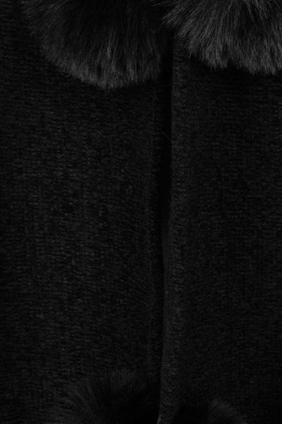 Zwarte poncho van Morgan de Toi met zachte imitatiebontafwerking en gebreide textuur.