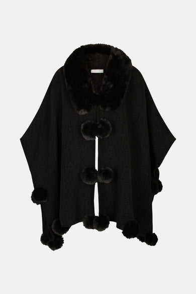 Zwarte wollen poncho Morgan de Toi, met imitatiebontkraag en decoratieve pompon-details.