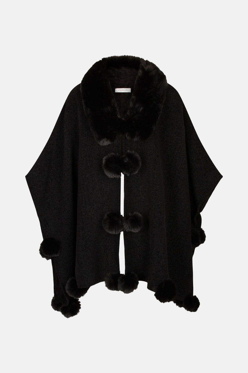 Zwarte wollen poncho Morgan de Toi, met imitatiebontkraag en decoratieve pompon-details.