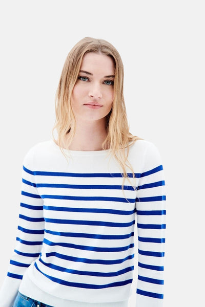 Pull à col rond en coton bleu par CAROLL, à rayures horizontales blanches et bleues.