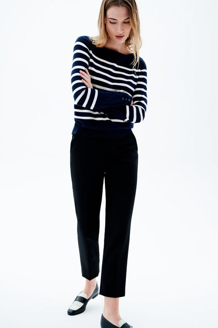 Blauw gestreepte pull van CAROLL, gedragen met een hoge taille zwarte broek en bicolore mocassins.