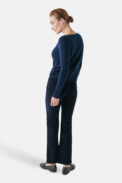 Ronde hals trui blauw van CAROLL, gedragen met een wijde broek, achterzicht.