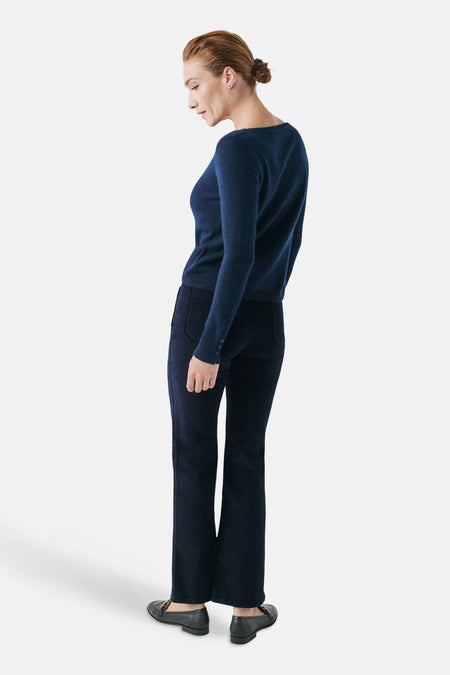 Pull à col rond bleu de CAROLL, porté avec un pantalon évasé, vue de dos.