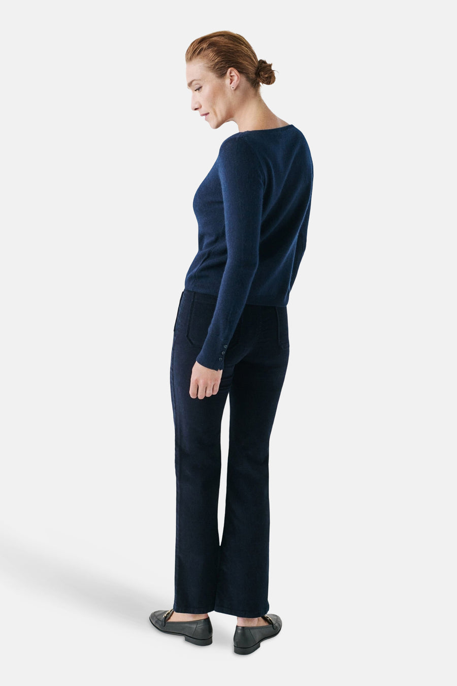 Ronde hals trui blauw van CAROLL, gedragen met een wijde broek, achterzicht.