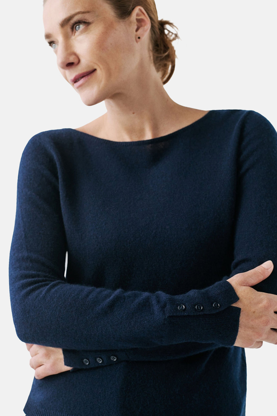 Ronde hals trui blauw van CAROLL, lange mouwen met decoratieve knopen, gedragen door een lachende vrouw.