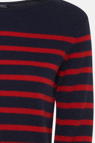 Pull à col rond en cachemire par CAROLL, rayures horizontales rouges sur fond bleu marine.