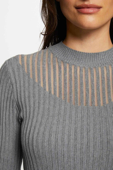 Pull gris à col rond de Morgan de Toi, en maille côtelée avec empiècement transparent rayé.

