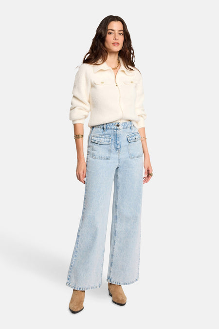 Ecru vest van Morgan de Toi met gouden knopen, gedragen met een high-waisted jeans en suède enkellaarsjes.