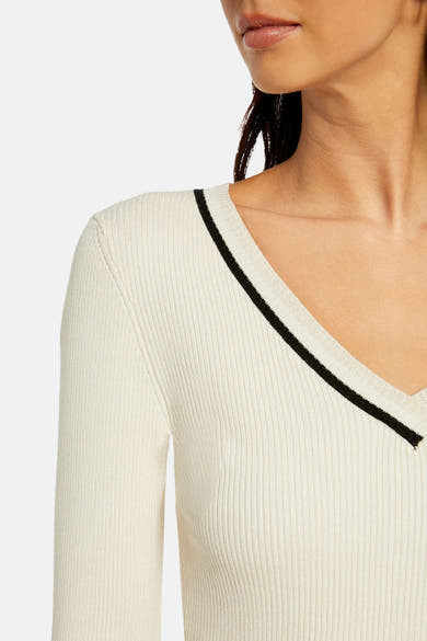 Pull à col en V écru de Morgan de Toi, en maille côtelée, avec détails rayés noirs au col.
