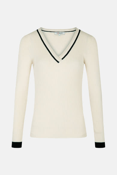 Pull col V écru de Morgan, à fines côtes avec bordures noires au col et aux poignets.
