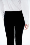 Pantalon de costume noir de Caroll, porté avec une chemise blanche à manches longues, vue arrière.