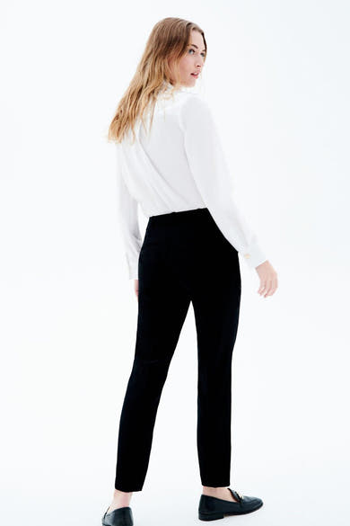 Pantalon de costume noir de CAROLL, porté avec une chemise blanche et des mocassins noirs, vue de dos.