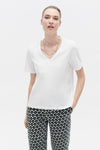 Wit T-shirt met korte mouwen van CAROLL, V-hals, gedragen door een model.