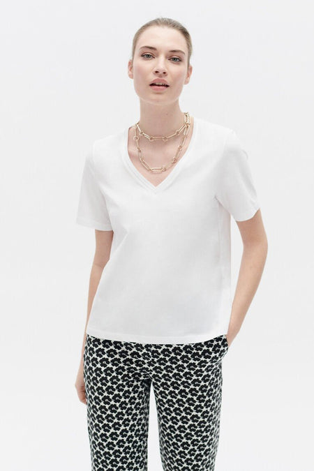 Wit T-shirt met korte mouwen van CAROLL, V-hals, gedragen door een model.