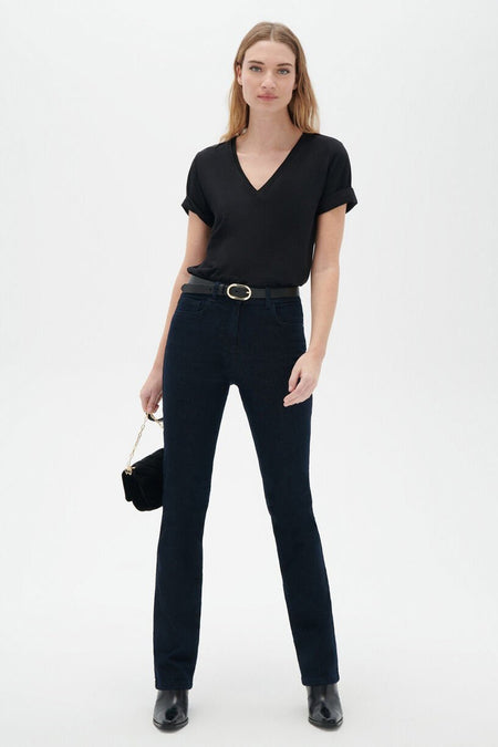 Zwart T-shirt met korte mouwen van CAROLL, gedragen met een high-waisted jeans en een zwarte riem.
