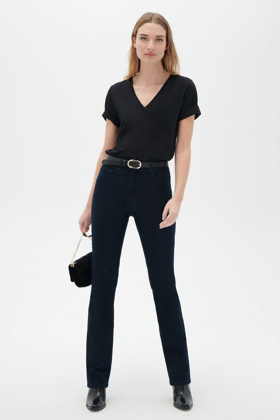 Zwart T-shirt met korte mouwen van CAROLL, gedragen met een high-waisted jeans en een zwarte riem.