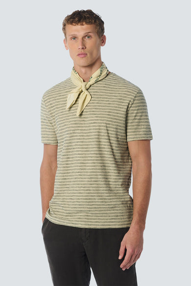 T-shirt à manches courtes beige rayé de NO EXCESS, porté avec un foulard jaune noué au cou.
