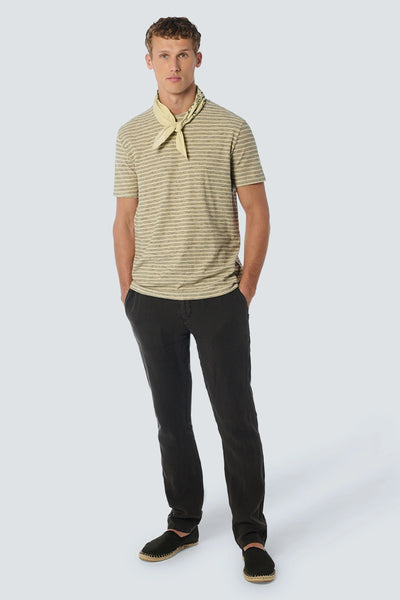 T-shirt à manches courtes beige rayé de NO EXCESS, porté avec un bandana jaune et un pantalon noir.
