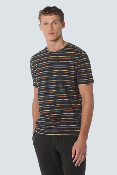 T-shirt à manches courtes bleu par NO EXCESS, rayures horizontales beiges et marrons sur fond bleu foncé.