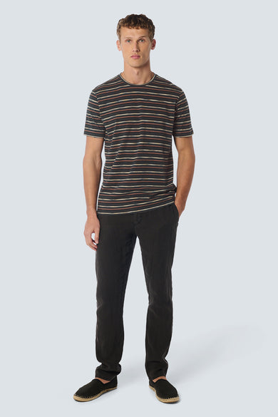 T-shirt à manches courtes bleu de NO EXCESS, à rayures horizontales, porté avec un pantalon noir et des espadrilles.