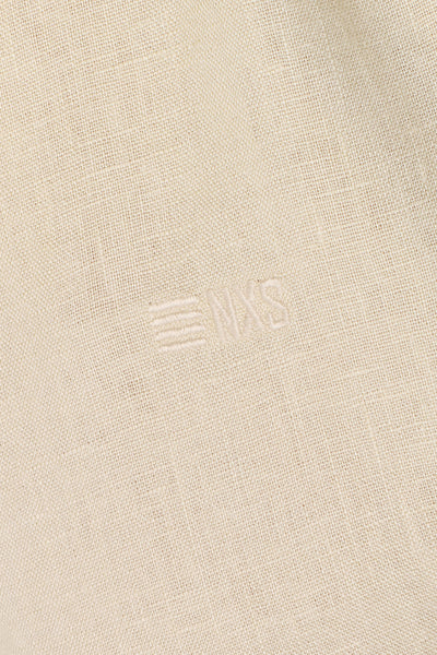 Chemise à manches longues beige de No Excess, texture du tissu en gros plan avec le logo discret.
