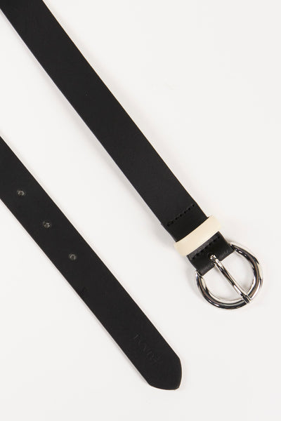 Ceinture noire de Levi's Accessories avec boucle ronde en métal argenté et passant écru.