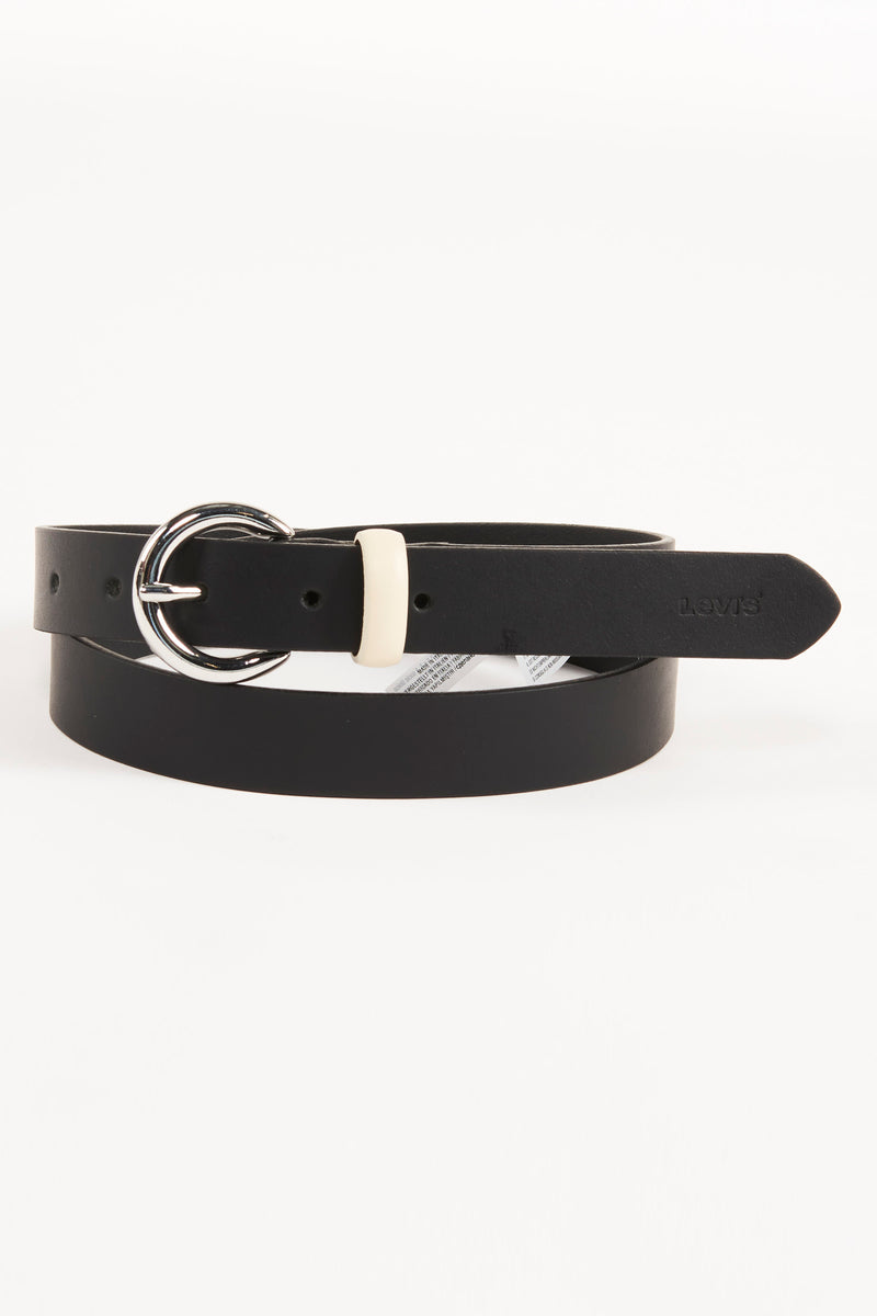 Ceinture noire en cuir de Levi's avec boucle argentée et passant blanc.
