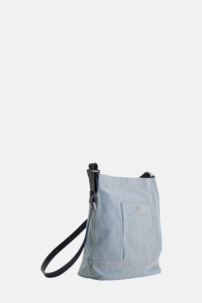 Blauwe gestreepte handtas van Levi's® Accessories, met een opgestikte zak aan de voorkant en een zwarte schouderriem.
