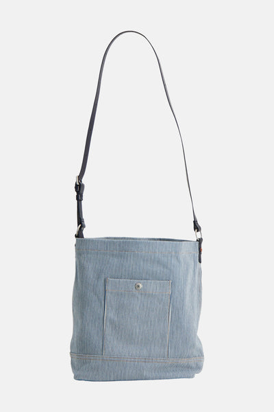 Blauwe gestreepte handtas van Levi's Accessories met een buitenzak met knoopsluiting.