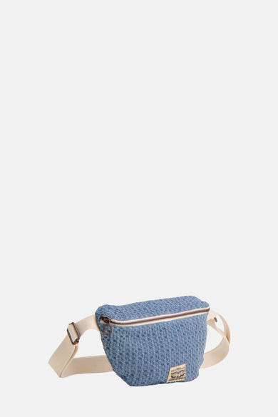 Sac banane bleu en tissu Levi's® Accessories avec fermeture éclair apparente et sangle beige.