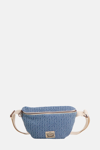 Sac banane en toile bleu par Levi's Accessories avec une ceinture beige ajustable.