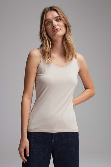 Beige tanktop van OPUS, gedragen met een effen donkerblauwe jeans.