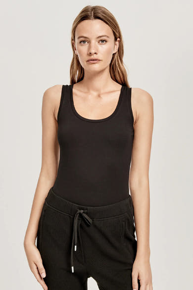 Débardeur noir basique par OPUS, porté avec un pantalon de survêtement à cordon noir.