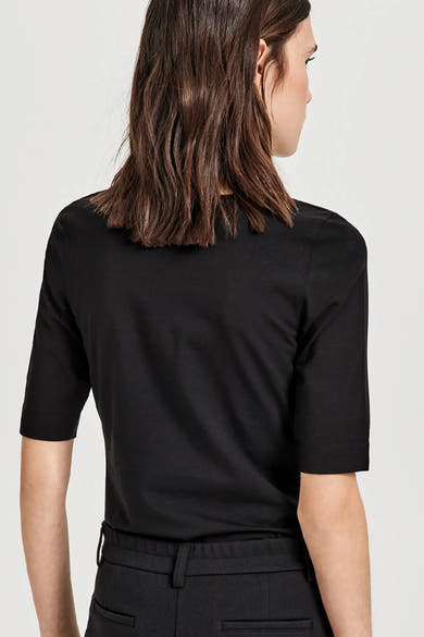 Top uni manches courtes noir d'OPUS, porté avec un pantalon assorti, vue de dos.
