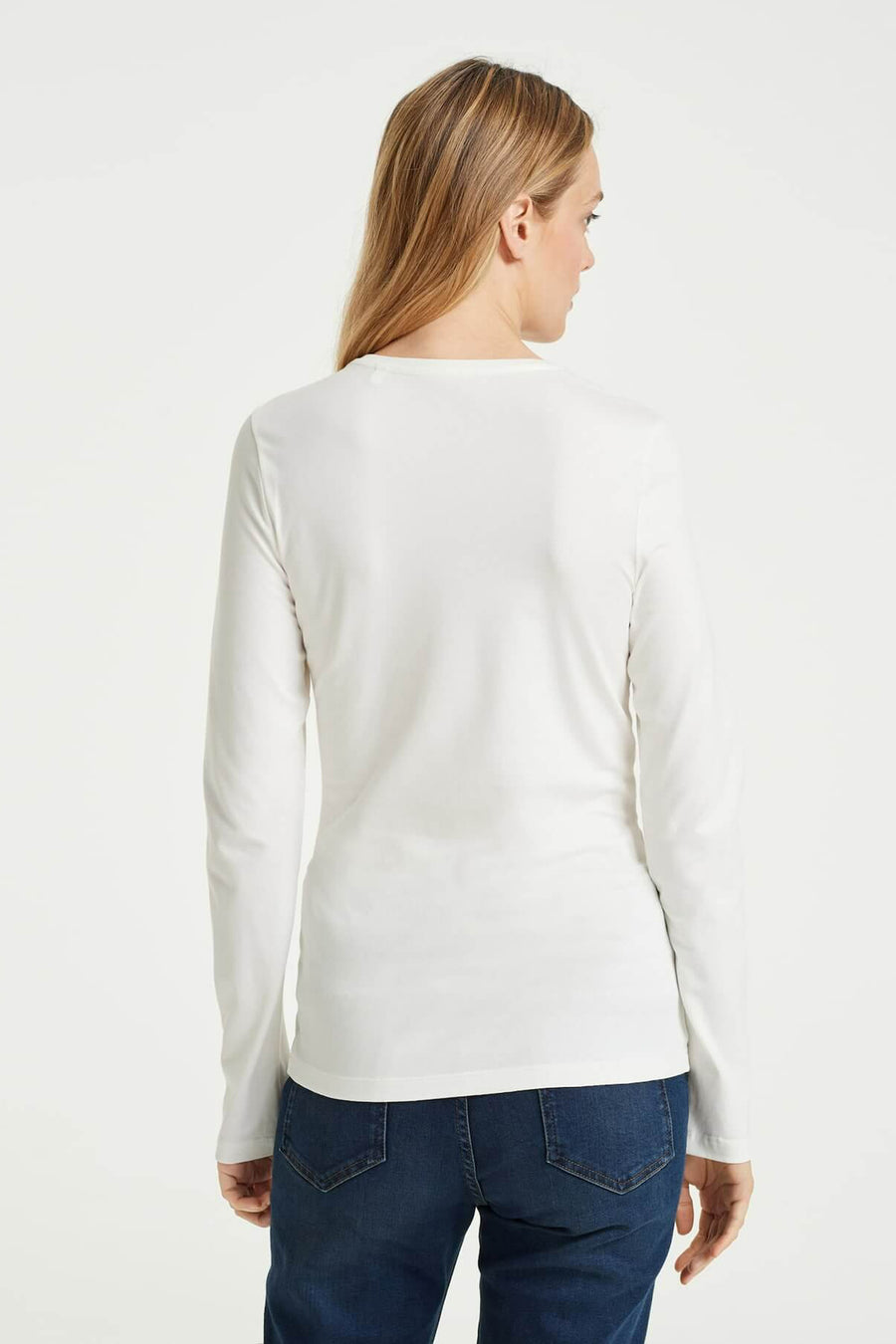 T-shirt à manches longues blanc d'OPUS, porté avec un jean bleu, vue de dos.
